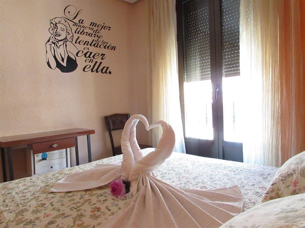 Hostal Rober Madri Exterior foto