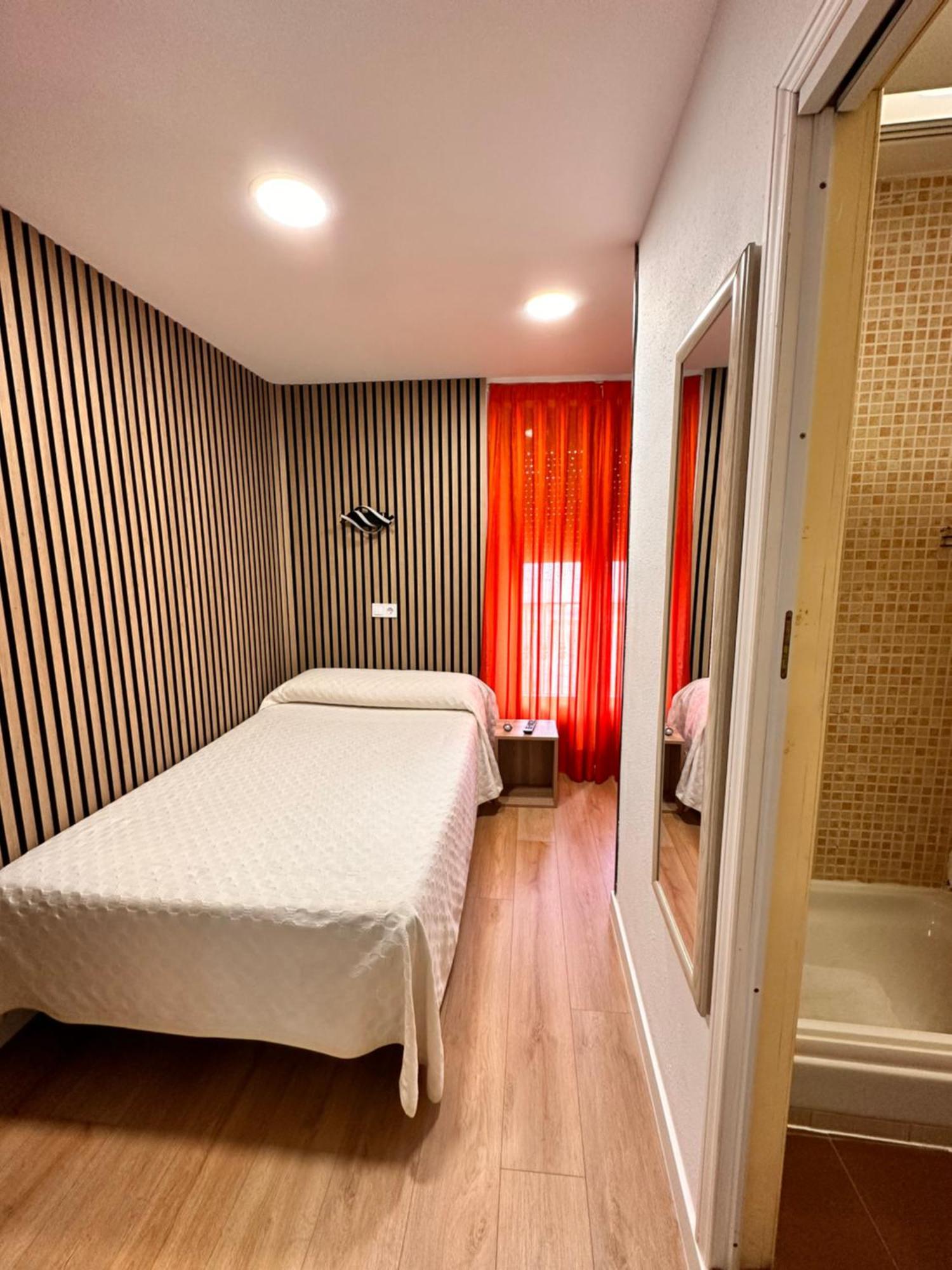 Hostal Rober Madri Exterior foto